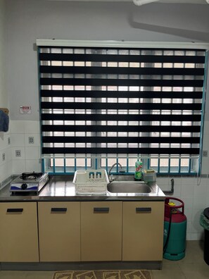 Kühlschrank, Herdplatte, Wasserkocher, Mixer