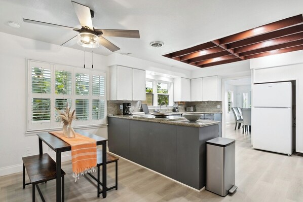 Køleskab, mikrobølgeovn, ovn, kogeplade