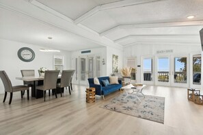 Living area - 6-bedroom beach house Treasure Island with AC, WiFi. Enjoy your stay (Treasure Island)