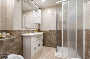 Ducha, secador de pelo, bidet, toallas