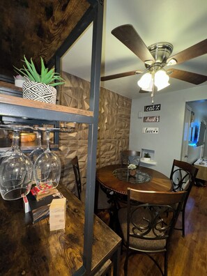 Dining - Quiet, safe and serene unit with lots of charm in a great location in Cincinnati (Cincinnati)