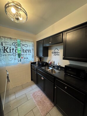 Fridge, microwave, oven, stovetop - Quiet, safe and serene unit with lots of charm in a great location in Cincinnati (Cincinnati)
