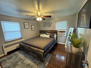 2 chambres, coffres-forts dans les chambres, fer et planche à repasser