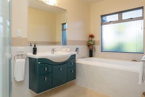 Luksus-hus - flere senge - søudsigt - ved sø | Badeværelse