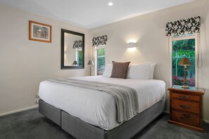 Luxury House, Multiple Beds, Lake View, Lakeside | Free WiFi - ACACIA WATERS (Taupo)