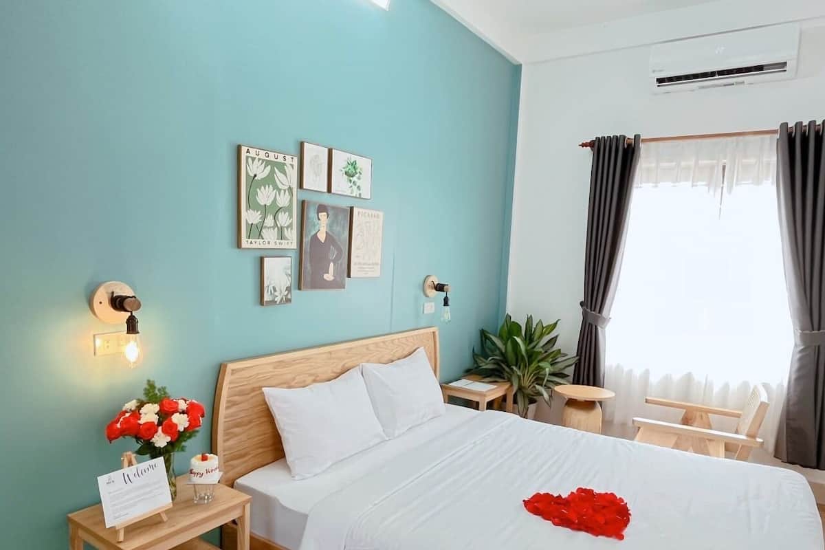 Deluxe Double Room, City View | Desk, blackout drapes, soundproofing, iron/ironing board