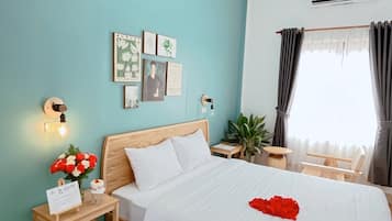 Deluxe Double Room, City View | Meja, langsir/tirai gelap terus, kalis bunyi, seterika/papan seterika