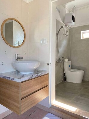Deluxe Double Room, City View | Bathroom | Shower, free toiletries, hair dryer, slippers - Hidden Hue Homestay (Hue)