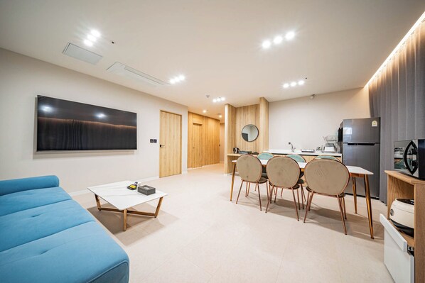 [Pool Villa] Executive Suite, City View | Living area