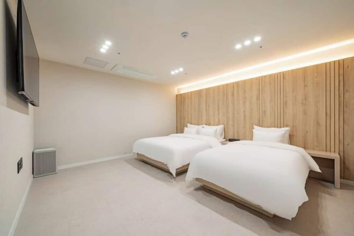 2 bedrooms, premium bedding, down comforters, Tempur-Pedic beds