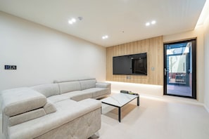 [Pool Villa] Executive Suite, City View | Living area