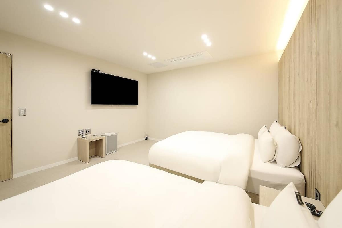 Premium bedding, down duvets, Tempur-Pedic beds, free minibar