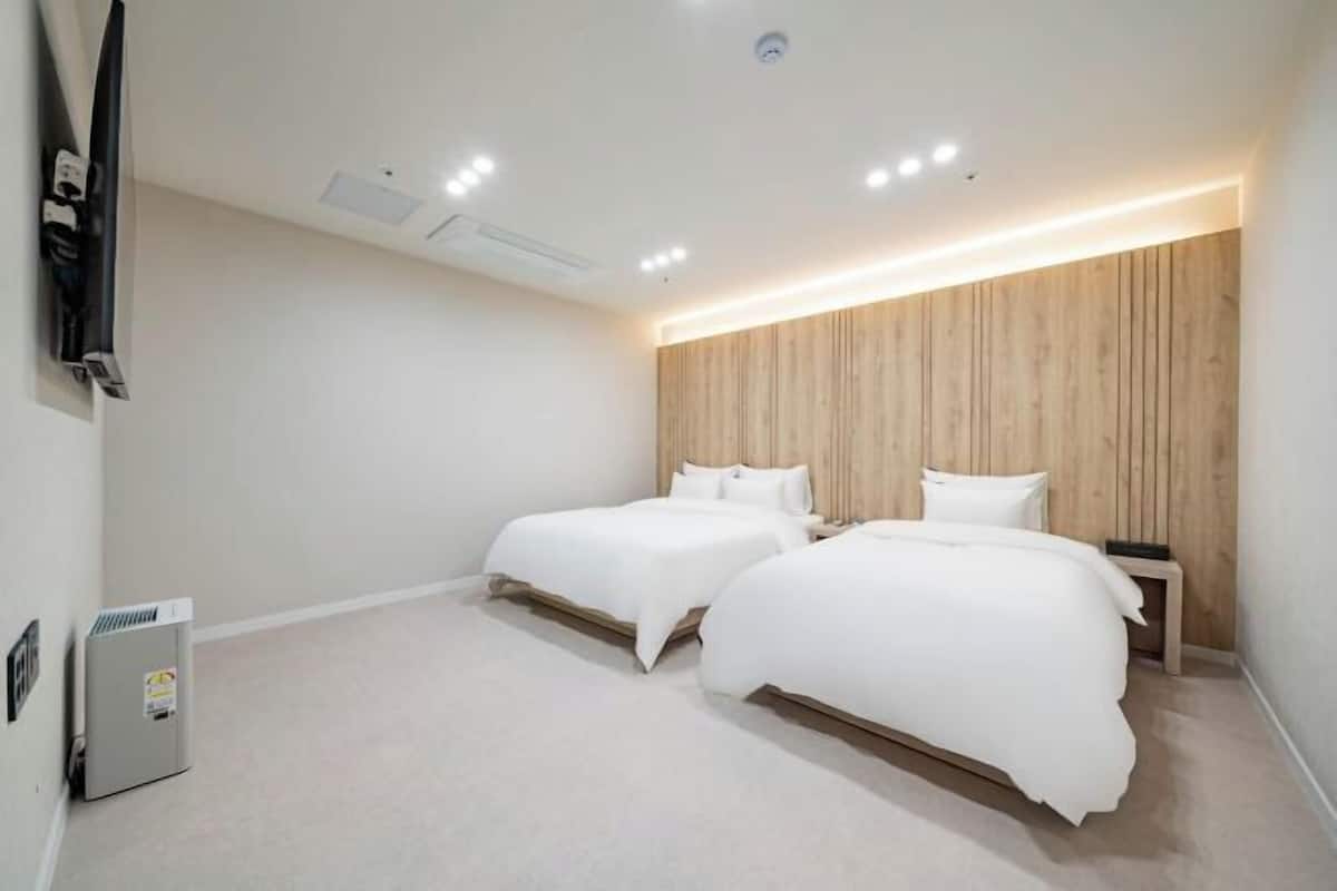 2 bedrooms, premium bedding, down comforters, Tempur-Pedic beds