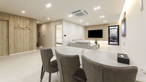 [Pool Villa] Suite Terrace | 起居區 | 75-吋智慧型電視、有線頻道、Netflix、串流服務