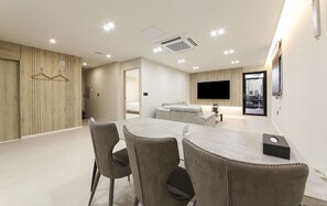 [Pool Villa] Suite Terrace | Coin séjour | TV connectée de 75 pouces avec chaînes par câble, Netflix