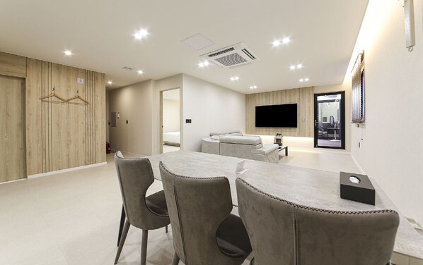 [Pool Villa] Suite Terrace | Vardagsrum | 75-tums smart-tv med kabelkanaler, Netflix och streamingtjänster