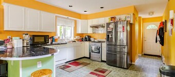 3-bedroom building in charming Taunton with AC, WiFi. Enjoyable Jacuzzi Bathtub