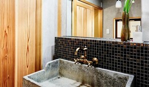 Separate tub and shower, free toiletries, hair dryer, slippers - Kokonoe Machiya (Kyoto)
