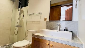 Exclusive Apartment, Pool View (Unit 1) | Bathroom