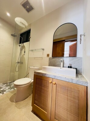 Exclusive-Apartment, Poolblick (Unit 10) | Badezimmer | Dusche, Haartrockner, Handtücher, Seife