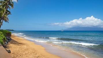 En la playa, camastros y toallas de playa