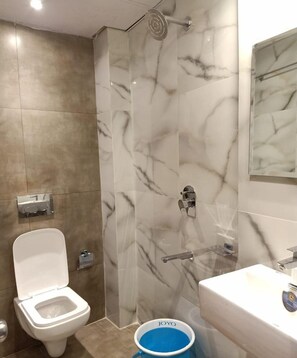 Toalhas de banho, sabonete, shampoo, papel higiênico