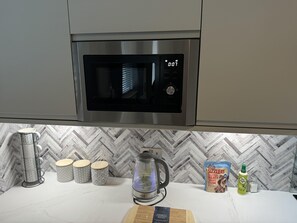 Refrigerador, microondas, horno y parrilla de estufa 