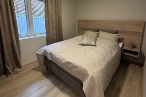 2 habitaciones, tabla de planchar con plancha, wifi y ropa de cama 