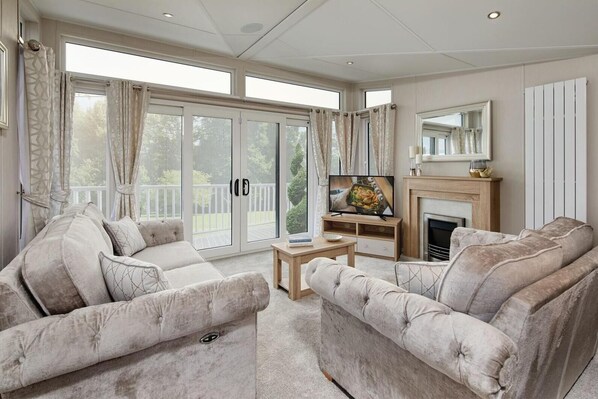 Télévision, cheminée, chaîne hi-fi