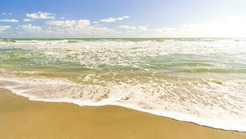 Playa en los alrededores, camastros y toallas de playa