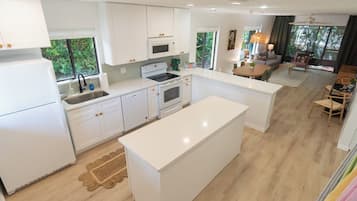Geladeira, micro-ondas, fogão, cooktop