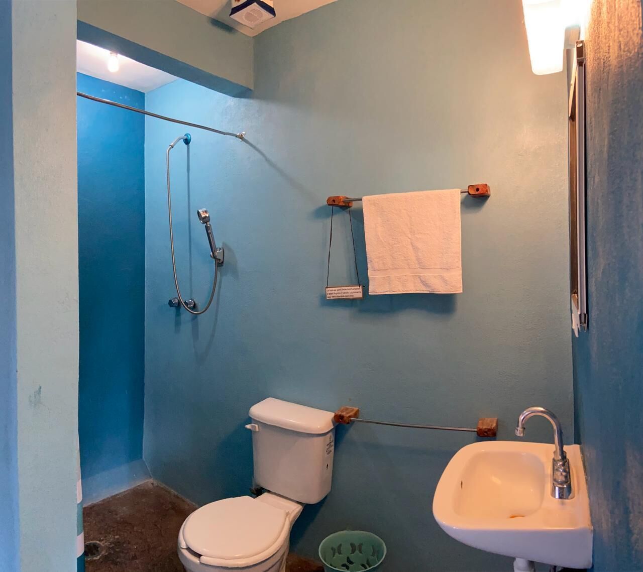 Dusche, Handtücher, Toilettenpapier