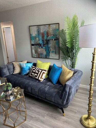 Cozy 2-bedroom corporate apartment in lovely Sacramento with AC, WiFi , 2