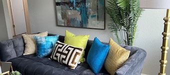 Cozy 2-bedroom corporate apartment in lovely Sacramento with AC, WiFi , 2