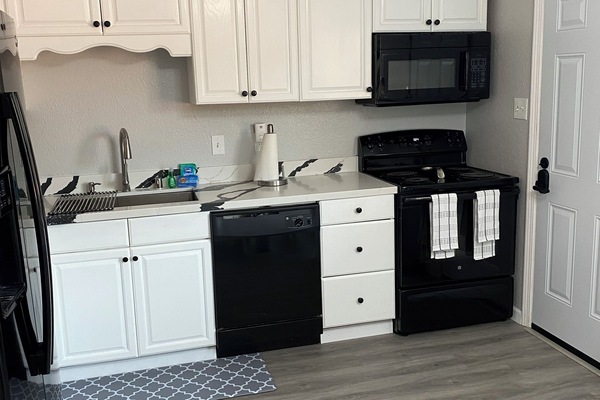 Frigorifero, microonde, forno, piano cottura