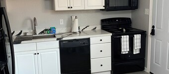 Cozy 2-bedroom corporate apartment in lovely Sacramento with AC, WiFi , 2