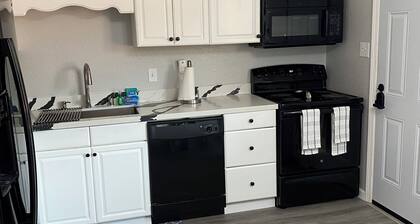 Cozy 2-bedroom corporate apartment in lovely Sacramento with AC, WiFi , 2