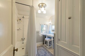Chuveiro, secador de cabelo, toalhas de banho, sabonete
