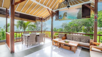 Villa – deluxe, 2 soverom, havutsikt | Oppholdsområde | Flatskjerm-TV