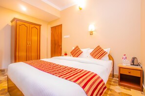 Escritorio, espacio para trabajar con laptop y wifi gratis 