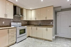 Fridge, microwave, oven, stovetop - Beautiful Priv. bsmt 2B 1Bath apartment w/ parking (Brampton)