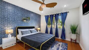 6 soverom, skrivebord, strykejern/-brett og reiseseng for barn