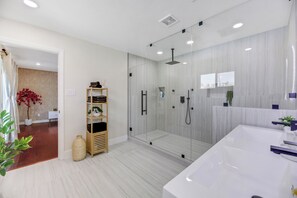 Douche, sèche-cheveux, bidet, serviettes fournies