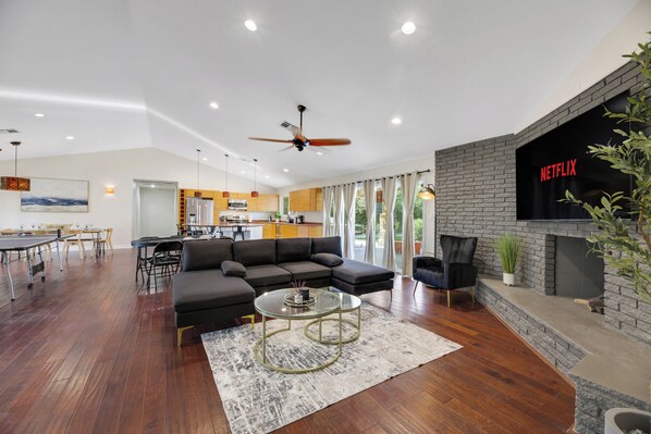 Smart TV, fireplace, video games, foosball - AMAZING VIP VILLA ON ACRE LAND WITH 6 BEDROOMS BIG POOL, OUTDOOR KITCHE ENJOY! (Las Vegas)