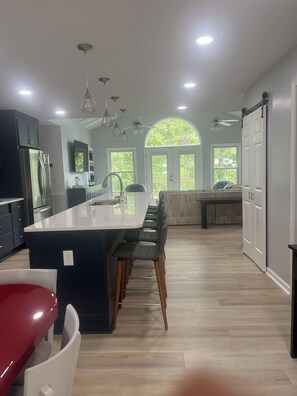 Kylskåp, mikrovågsugn, ugn och spishäll