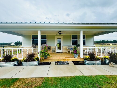 Private, serene cottage on a horse ranch w/ spa vibes, near Granbury & Ft Worth.