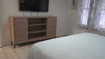 2 bedrooms, iron/ironing board, free WiFi, bed sheets