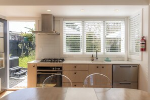 Deluxe House, Garden View | Private kitchen - Tahatai Cottage with Spa Pool - Oneroa (Waiheke Island)