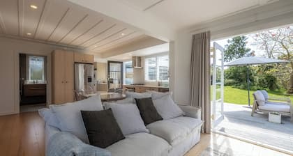 Tahatai Cottage with Spa Pool - Oneroa