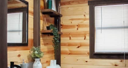 Charming 3-bedroom house 3 mi to altru, 2 mi to UND, and 1 mi to down town